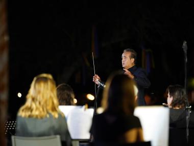Eduardo Bernabéu, dirigint la Banda de Música de Manacor en el pregó de les Fires i Festes de Primavera. 