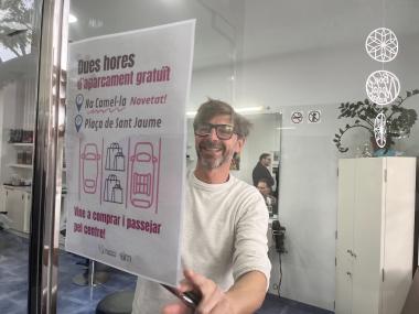 Els comerços de la zona fan difusió de la nova mesura. 