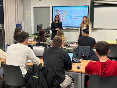 La delegada de Comerç, Paula Asegurado, en una de les classes del CFGS de Màrqueting i Publicitat del CIPF Politècnic Llevant. 