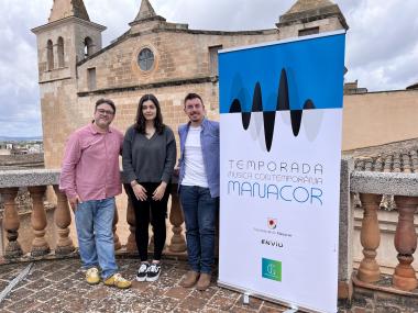 El delegat de Cultura, Ferran Montero, amb Xavier Gelabert, compositor i coordinador de Green Ice Ensemble i Leila Akaarir, pianista del Green Ice Ensemble.