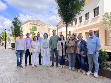 Els responsables polítics amb les empreses adjudicatàries del nou contracte de Jardins. 