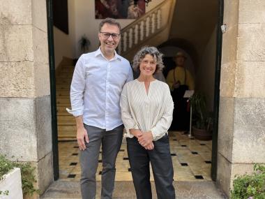 El batle, Miquel Oliver, amb la pregonera, Catalina Julve Jaume