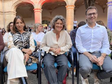El batle, Miquel Oliveri la delegada de Festes, Maria del Mar Nicolau, amb la pregonera, Catalina Julve Jaume