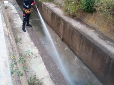 Un operari de la SAM aquest dilluns de matí netejant el llit del torrent. 