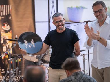 Jaume Brunet Fuster rep el guardó del batle, Miquel Oliver. 