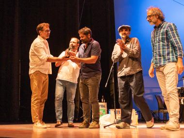 El batle de Manacor, Miquel Oliver, fent l'entrega del guardó al grup Antònia Font