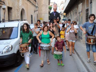 CENTENARS DE PERSONES ACOMPANYEN EL GEGANTÓ DE MOSSÈN ALCOVER EN LA SEVA PARTIDA DE MANACOR  A LLUC