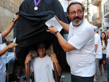 CENTENARS DE PERSONES ACOMPANYEN EL GEGANTÓ DE MOSSÈN ALCOVER EN LA SEVA PARTIDA DE MANACOR  A LLUC