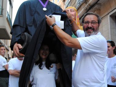 CENTENARS DE PERSONES ACOMPANYEN EL GEGANTÓ DE MOSSÈN ALCOVER EN LA SEVA PARTIDA DE MANACOR  A LLUC
