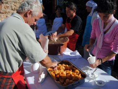 ALUMNES DE L’EMM I USUARIS DEL CENTRE DE DIA DE MANACOR CELEBREN LA FESTIVITAT DE LES VERGES 