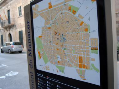 RENOVACIÓ DE LES SENYALITZACIONS DEL CENTRE DE LA CIUTAT I INSTAL·LACIÓ DE MONÒLITS INFORMATIUS I PATRIMONIALS