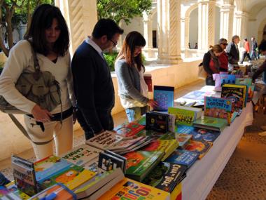 FIRA DEL LLIBRE A MANACOR  AMB MOTIU DE LA 'DIADA DE SANT JORDI'