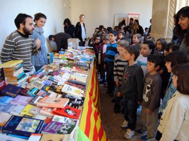 FIRA DEL LLIBRE A MANACOR  AMB MOTIU DE LA 'DIADA DE SANT JORDI'