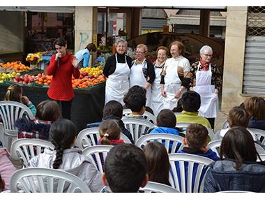 Prop de 400 escolars de Manacor es familiaritzen amb la tradició de fer panades a la plaça de ses Verdures