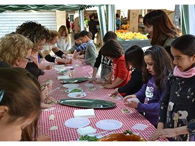 Prop de 400 escolars de Manacor es familiaritzen amb la tradició de fer panades a la plaça de ses Verdures