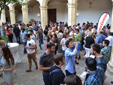 El XIII Tast de Vins de la DO Pla i Llevant de Fires i Festes du la millor oferta dels cellers de la comarca al claustre de Sant Vicenç