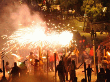 La processó de les barques i el castell de focs artificials posen el punt i final a les Festes del Carme de Porto Cristo