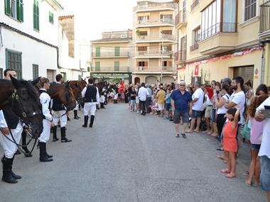 L'entrega del penó als Cavalls de Sant Jaume fa sortir al carrer la recuperació de la part tradicional d'aquestes festes