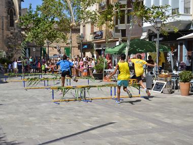 L'entrega del penó als Cavalls de Sant Jaume fa sortir al carrer la recuperació de la part tradicional d'aquestes festes