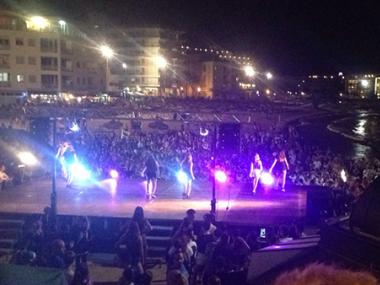 La processó marítima i el Dans s’Illot aglutinen a la platja tradició marinera i la dansa contemporània