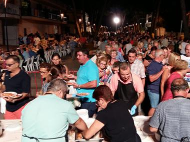 S’Illot devora prop de 300 quilos de gambes en el clàssic sopar a la fresca que durant la nit d’ahir reuní un miler de veïns