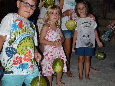Les llanternes il.luminen la part més tradicional de les festes de s'Illot