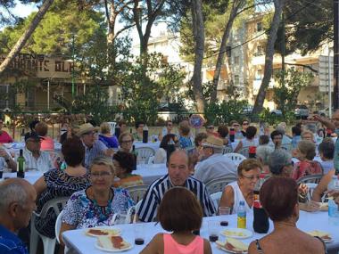 Les llanternes il.luminen la part més tradicional de les festes de s'Illot