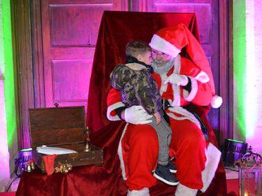 El Pare Noel s’atura a Manacor per rebre els nins i nines en un entorn únic: el claustre ple de neu