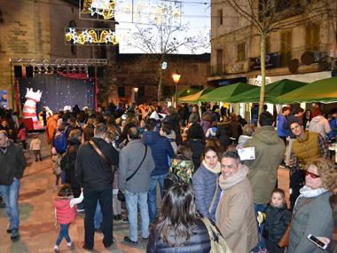 Els nins i nines de Manacor entreguen les seves cartes als patges reials