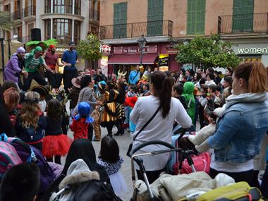 Les disfresses i l’animació omplen la Rueta i fan vibrar els infants i els joves pel centre de vianants de Manacor