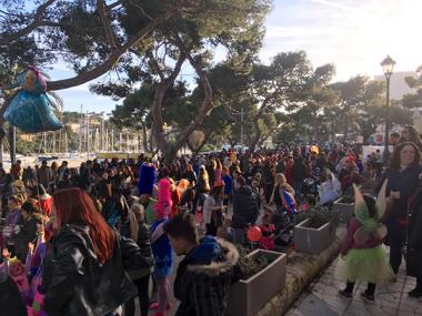 La Rua de Porto Cristo converteix el passeig de la Sirena en el lloc de trobada de centenars de disfresses, música i diversió