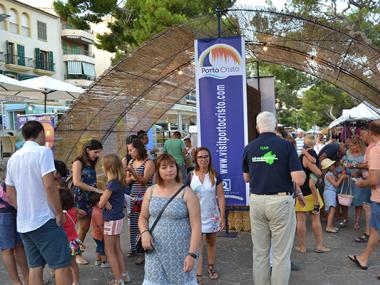 La Fira Nocturna atrau milers de persones a passejar davant la mar i ompl l'horabaixa i la nit de Porto Cristo d'artesania, menjar i música