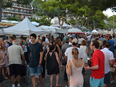 La Fira Nocturna atrau milers de persones a passejar davant la mar i ompl l'horabaixa i la nit de Porto Cristo d'artesania, menjar i música