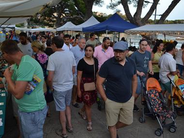 La Fira Nocturna atrau milers de persones a passejar davant la mar i ompl l'horabaixa i la nit de Porto Cristo d'artesania, menjar i música