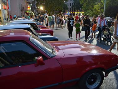 La XVIII Fira Nocturna de Sant Jaume estén l’artesania que fan els artesans de l’illa per l’avinguda del Torrent i el Mercat 