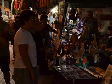 La XVIII Fira Nocturna de Sant Jaume estén l’artesania que fan els artesans de l’illa per l’avinguda del Torrent i el Mercat 