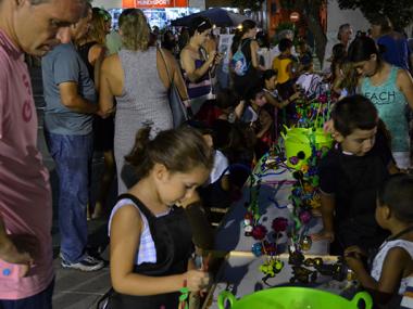 La XVIII Fira Nocturna de Sant Jaume estén l’artesania que fan els artesans de l’illa per l’avinguda del Torrent i el Mercat 