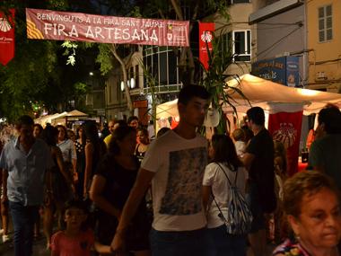 La XVIII Fira Nocturna de Sant Jaume estén l’artesania que fan els artesans de l’illa per l’avinguda del Torrent i el Mercat 