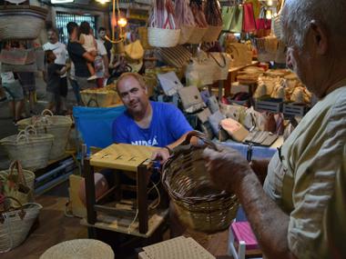 La XVIII Fira Nocturna de Sant Jaume estén l’artesania que fan els artesans de l’illa per l’avinguda del Torrent i el Mercat 