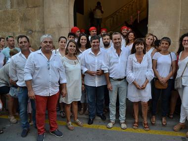 L'encamisada i les corregudes de l'anell fan sortir al carrer tots els elements de les festes patronals i animen els cavallers 
