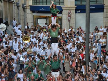 L'encamisada i les corregudes de l'anell fan sortir al carrer tots els elements de les festes patronals i animen els cavallers 