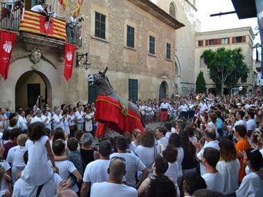 L'encamisada i les corregudes de l'anell fan sortir al carrer tots els elements de les festes patronals i animen els cavallers 