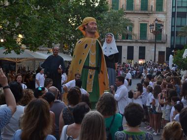 L'encamisada i les corregudes de l'anell fan sortir al carrer tots els elements de les festes patronals i animen els cavallers 