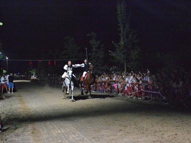 L'encamisada i les corregudes de l'anell fan sortir al carrer tots els elements de les festes patronals i animen els cavallers 