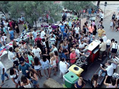 Els actes previs al “sus” oficial a les festes omplen els carrers de Son Macià de bauxa, humor i solidaritat
