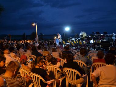 La història dels inicis del turisme i els ritmes de la banda de música marquen l’inici de les festes de s’Illot
