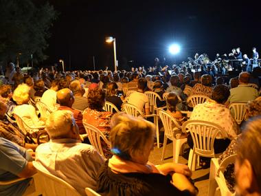 La història dels inicis del turisme i els ritmes de la banda de música marquen l’inici de les festes de s’Illot