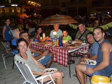 La sombrillada nocturna de les festes de s’Illot uneix generacions de silloters i silloteres en el sopar a la platja