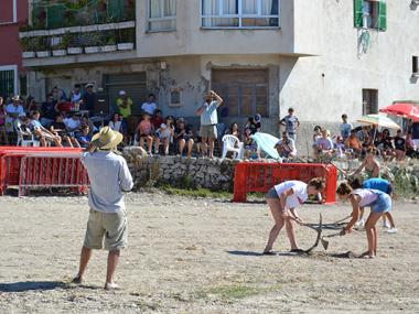 La Festa Pagesa de Son Macià fa embogir tothom actualitzant amb humor les feines que abans es feien a fora vila