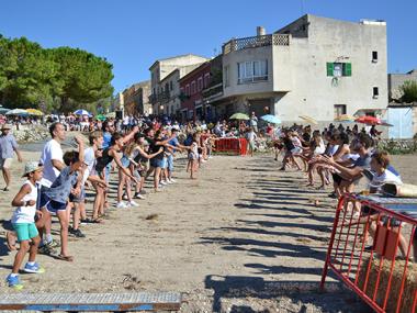 La Festa Pagesa de Son Macià fa embogir tothom actualitzant amb humor les feines que abans es feien a fora vila